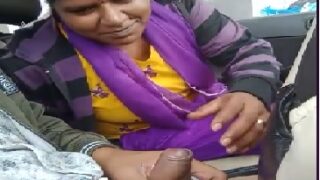 బెంగుళూరు ఆంటీ బ్లోజాబ్ నుండి తెలుగు క్యాబ్ డ్రైవర్