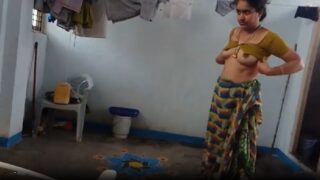 Sexy telugu aunty naked saree draping mms